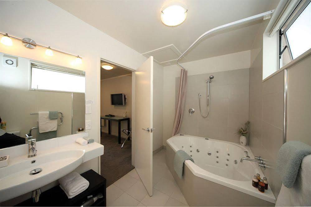Salerno Motel Apartments Christchurch Kültér fotó A bathroom in a hotel