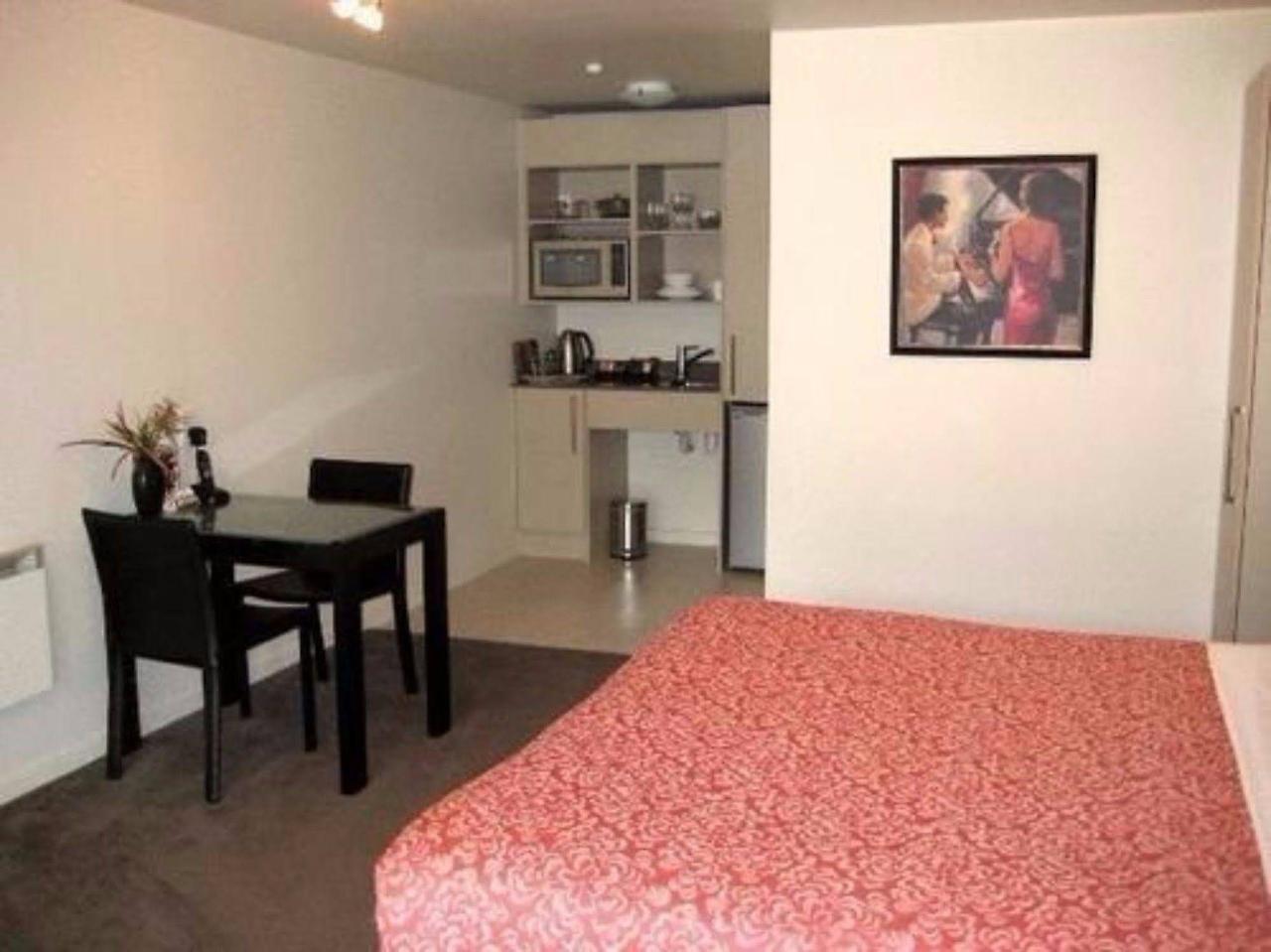 Salerno Motel Apartments Christchurch Kültér fotó A studio apartment in New Zealand