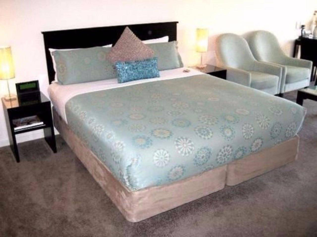 Salerno Motel Apartments Christchurch Kültér fotó A bed with a bed skirt