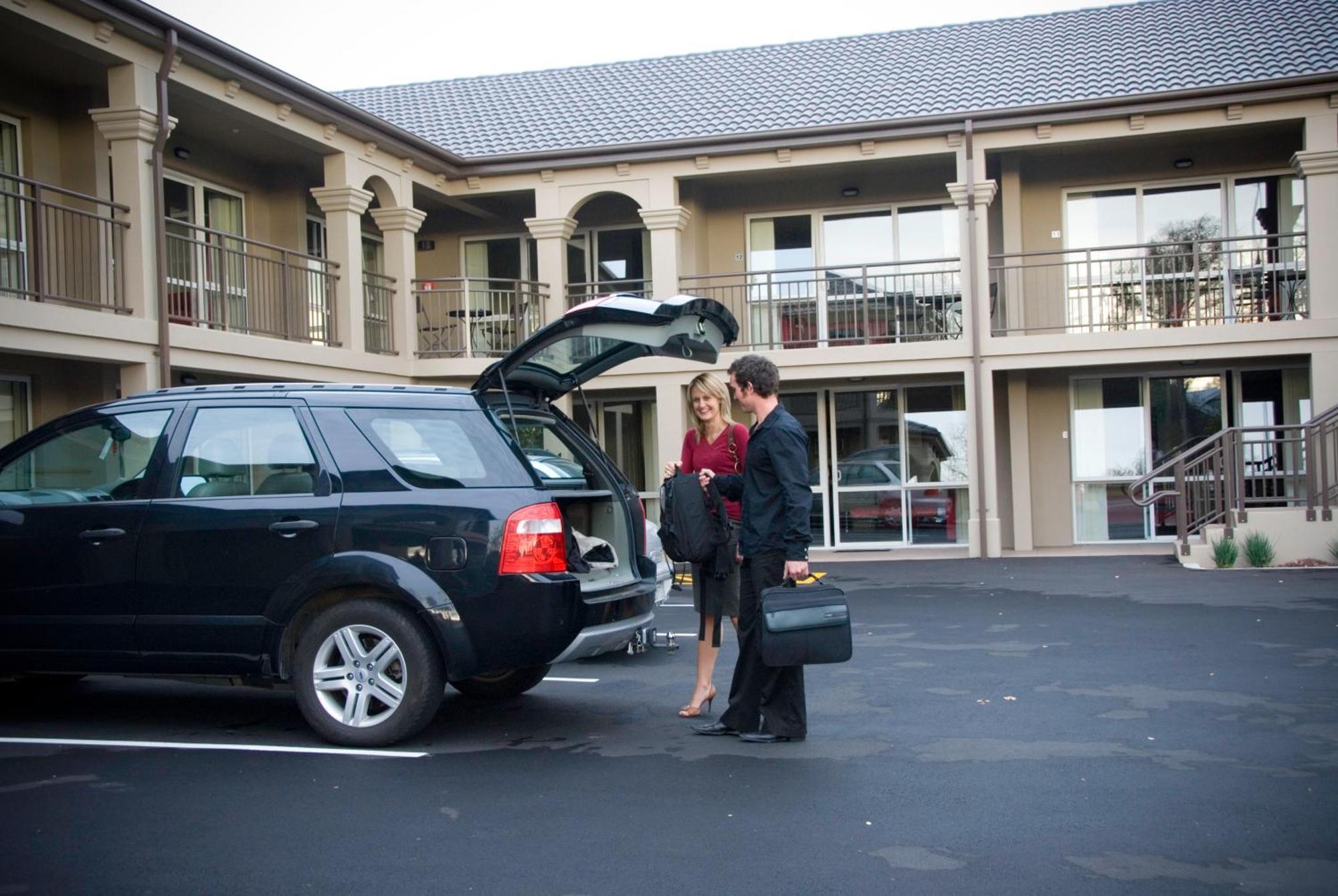 Salerno Motel Apartments Christchurch Kültér fotó A hotel porter assisting a guest