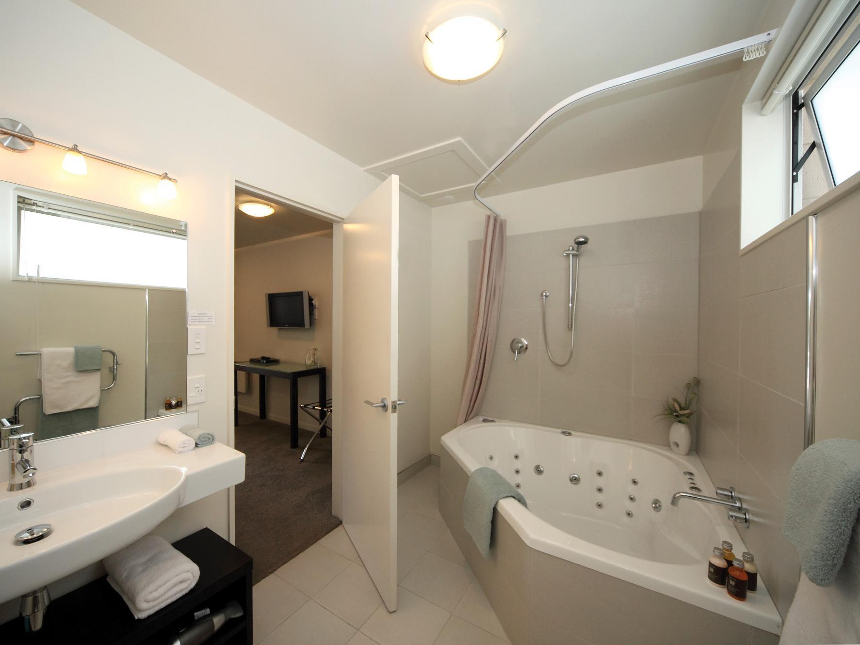 Salerno Motel Apartments Christchurch Kültér fotó A modern bathroom