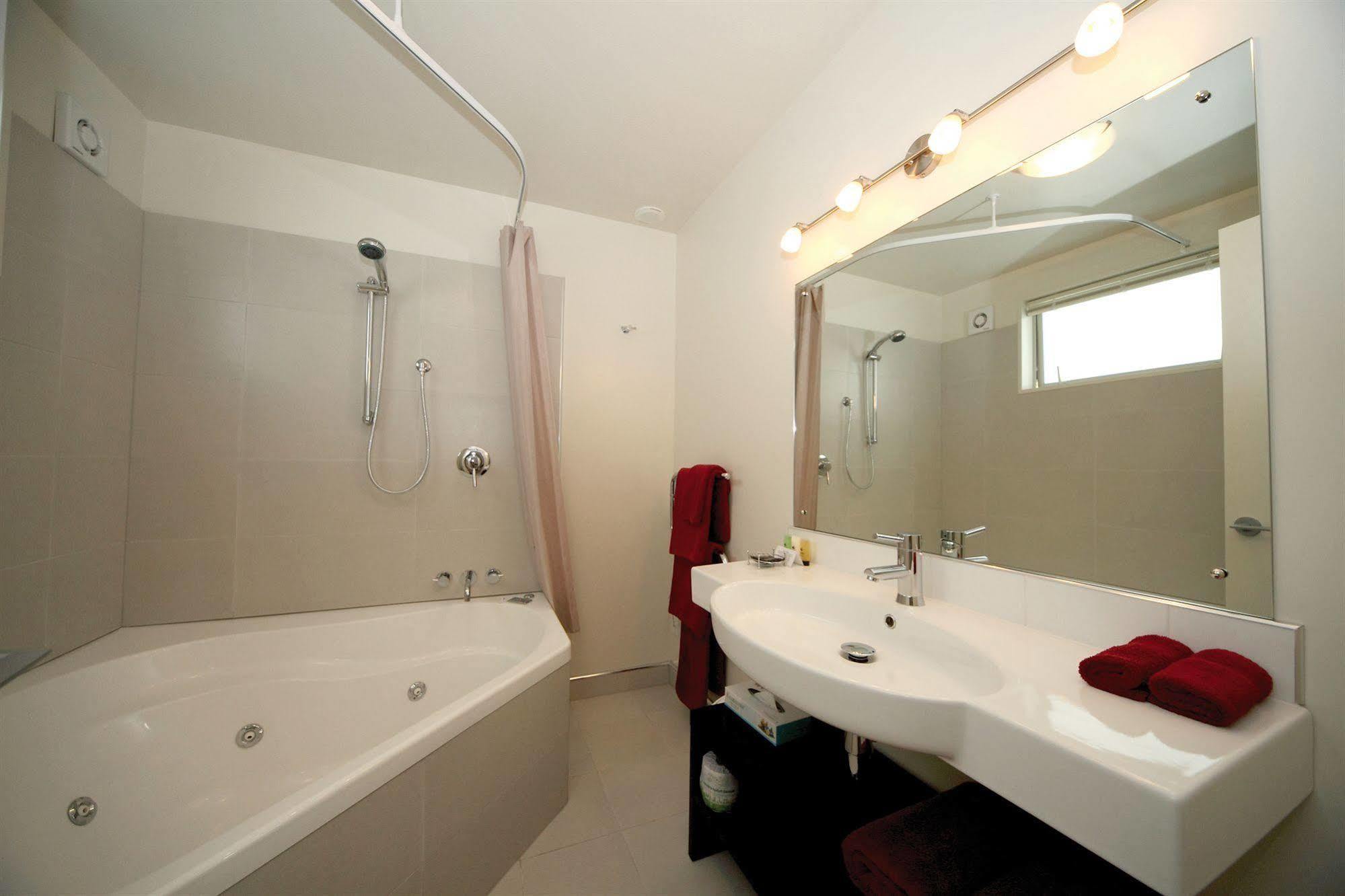 Salerno Motel Apartments Christchurch Kültér fotó Bathroom