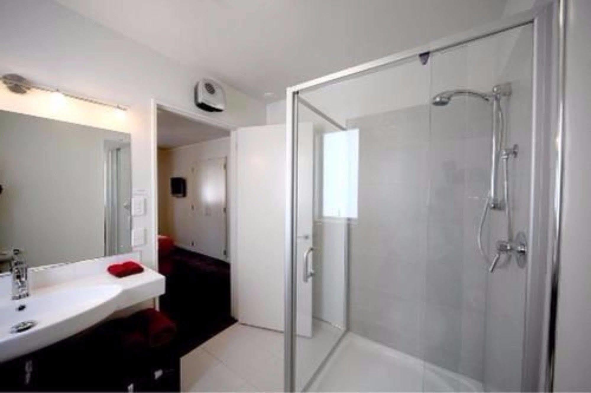 Salerno Motel Apartments Christchurch Kültér fotó A shower cubicle