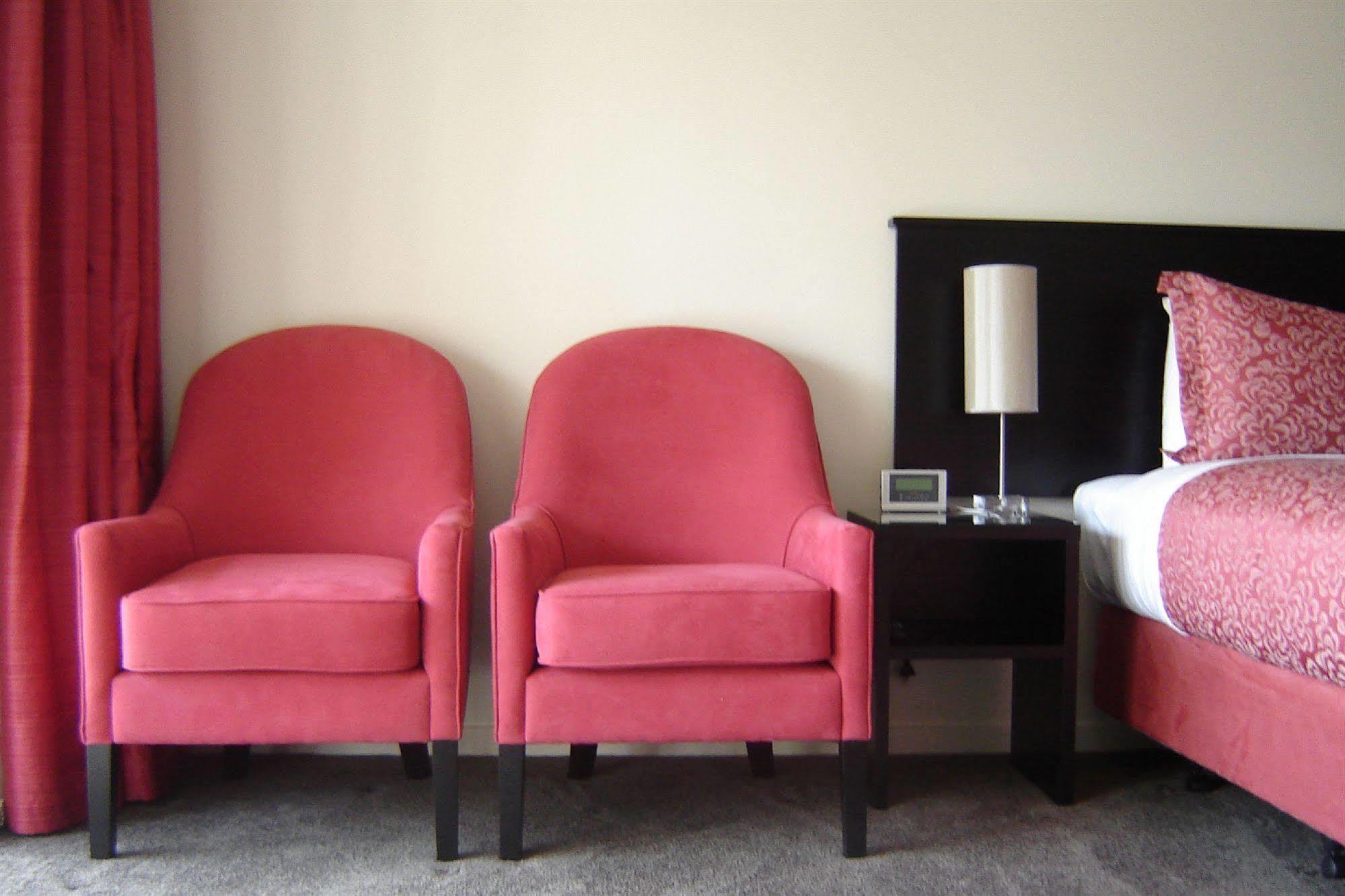 Salerno Motel Apartments Christchurch Kültér fotó A pair of club chairs