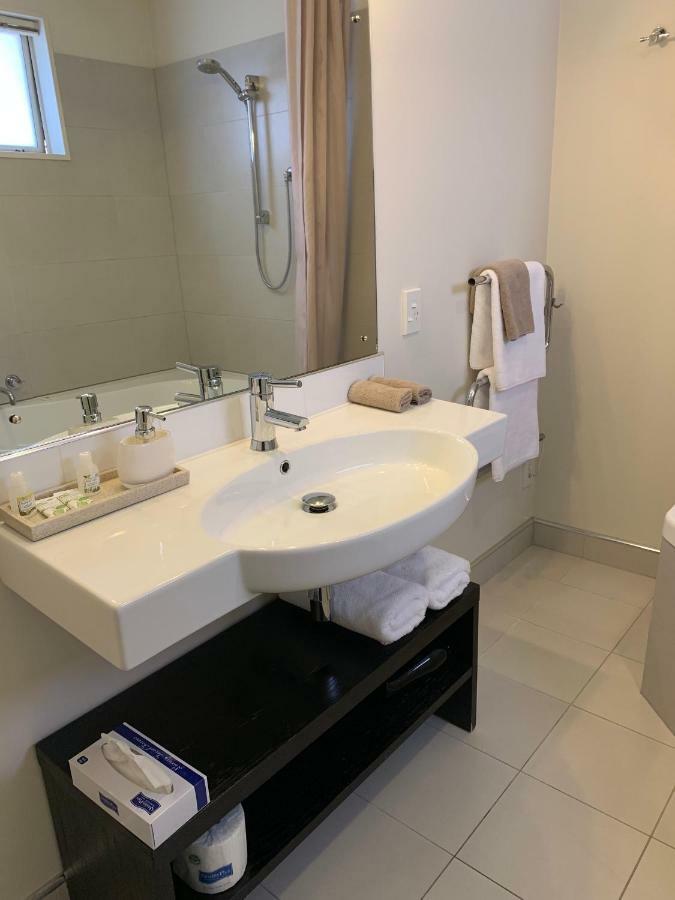 Salerno Motel Apartments Christchurch Kültér fotó Bathroom in a hotel
