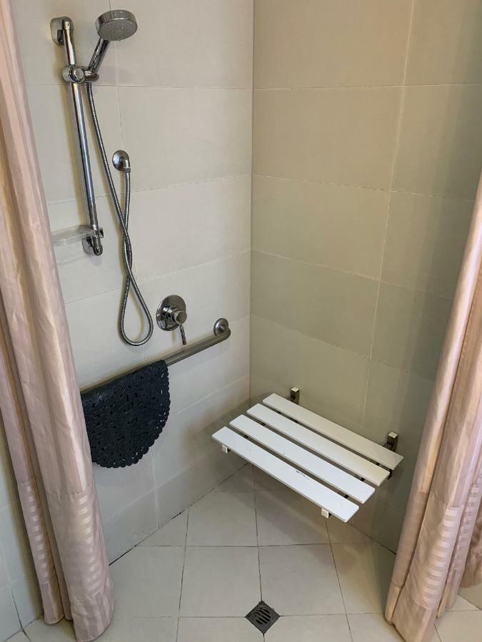 Salerno Motel Apartments Christchurch Kültér fotó Shower bench