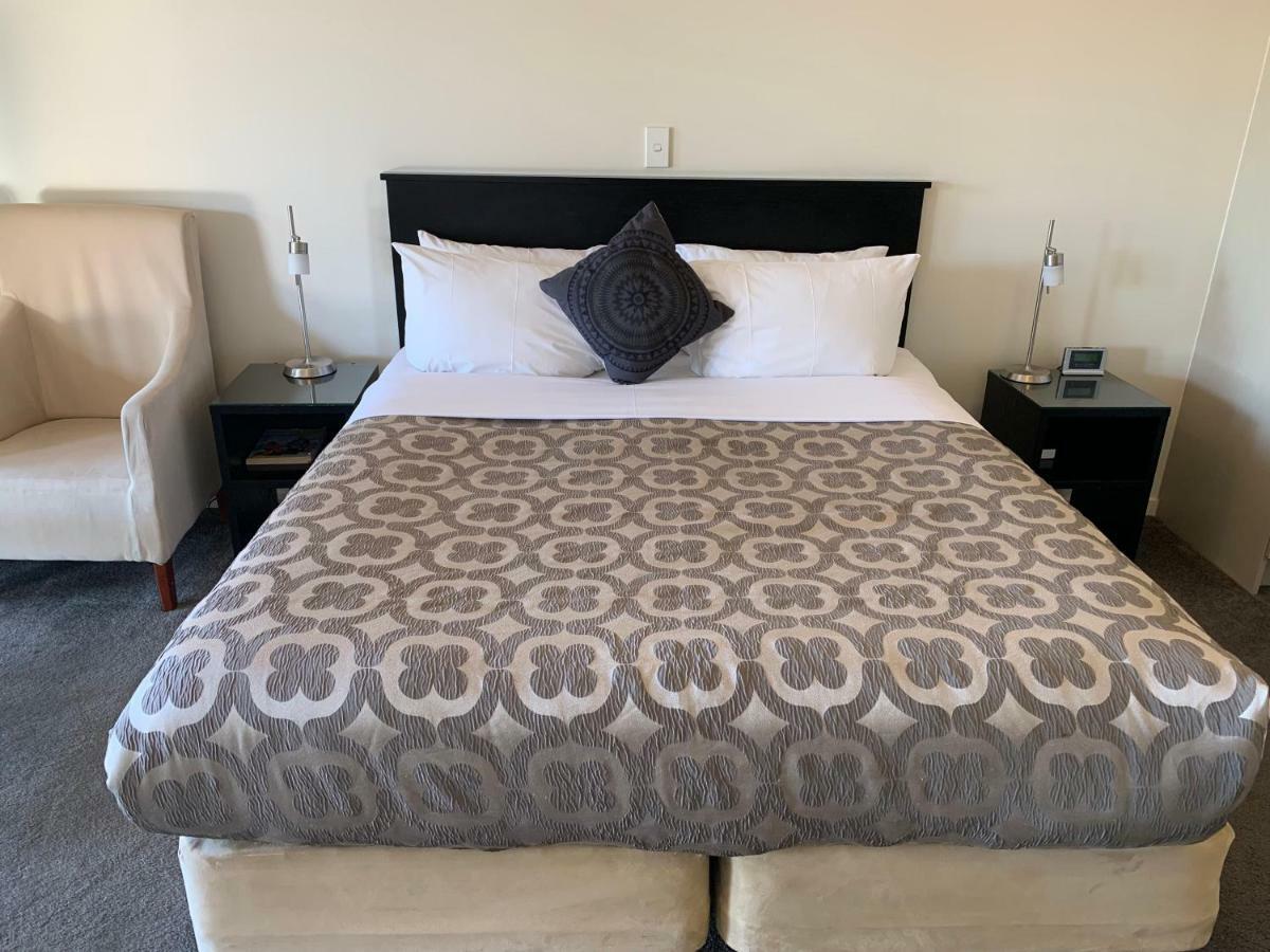 Salerno Motel Apartments Christchurch Kültér fotó A bed in a hotel room