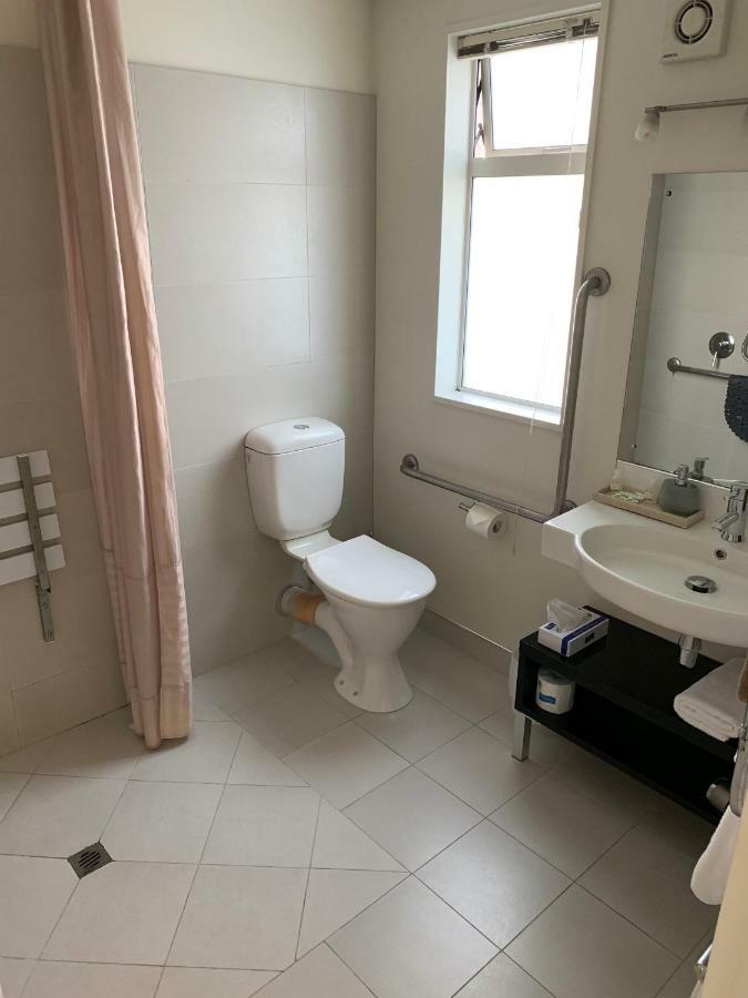 Salerno Motel Apartments Christchurch Kültér fotó A modern bathroom in a hotel