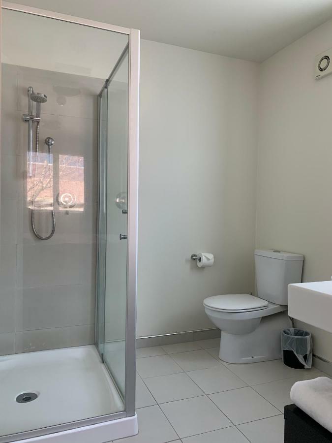 Salerno Motel Apartments Christchurch Kültér fotó A shower cubicle