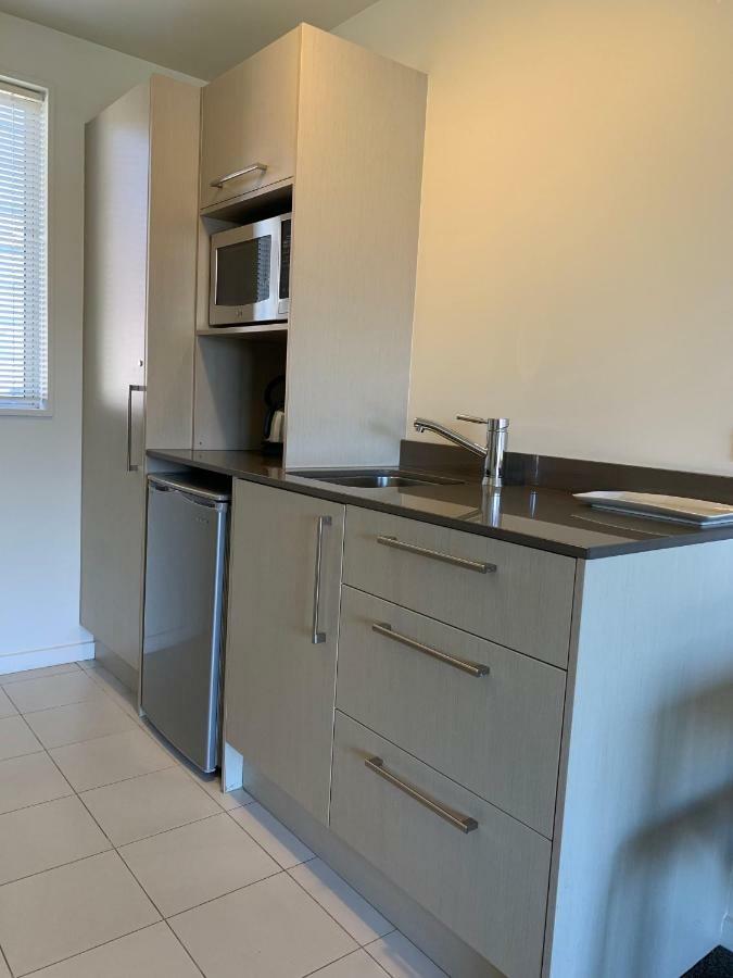 Salerno Motel Apartments Christchurch Kültér fotó A kitchenette in a hotel room