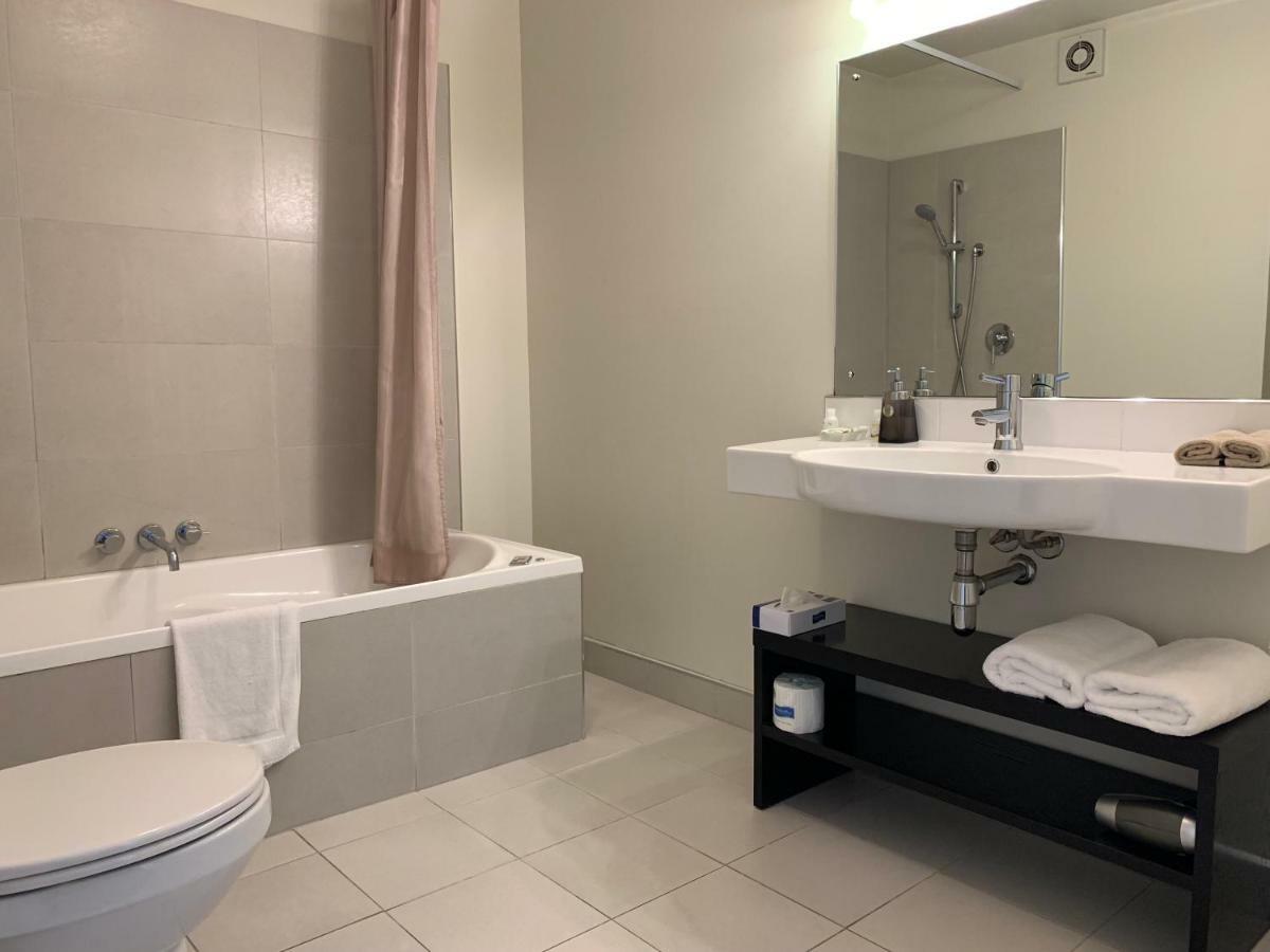 Salerno Motel Apartments Christchurch Kültér fotó Bathroom in a hotel